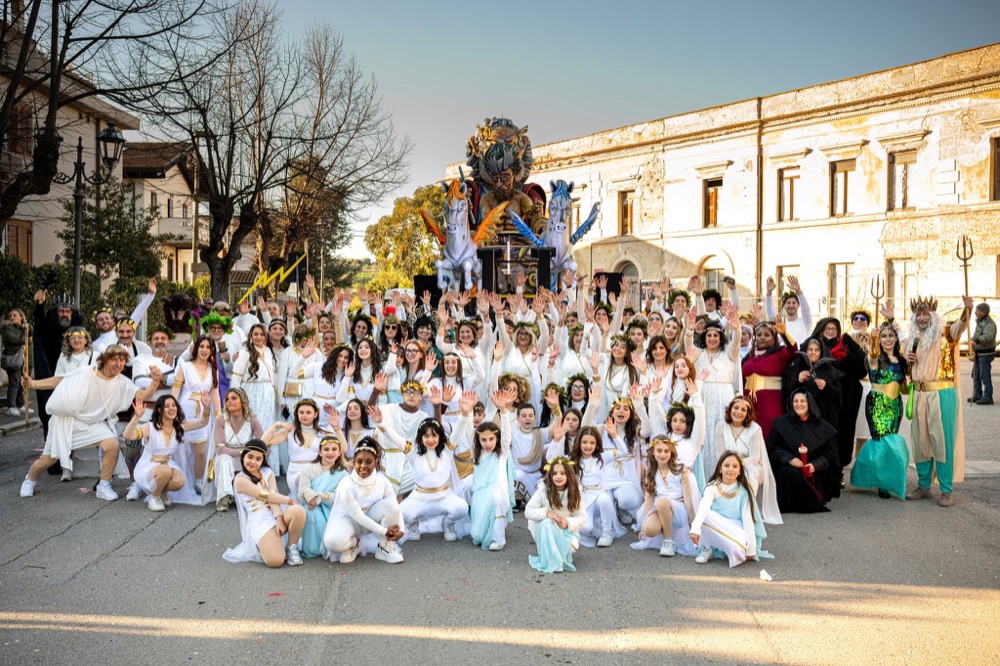 Il gruppo dell'associazione durante una sfilata in maschera per le vie di Colleranesco