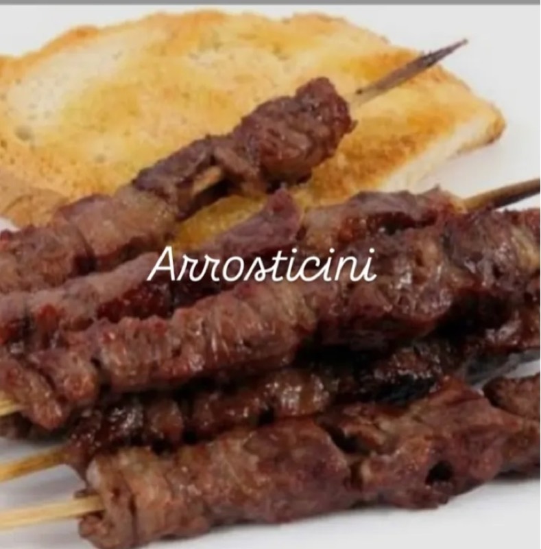 Arrosticini alla brace con pane abbrustolito
