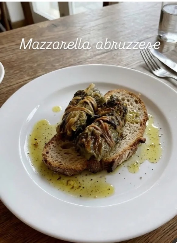 Mazzarella abruzzese servita su pane