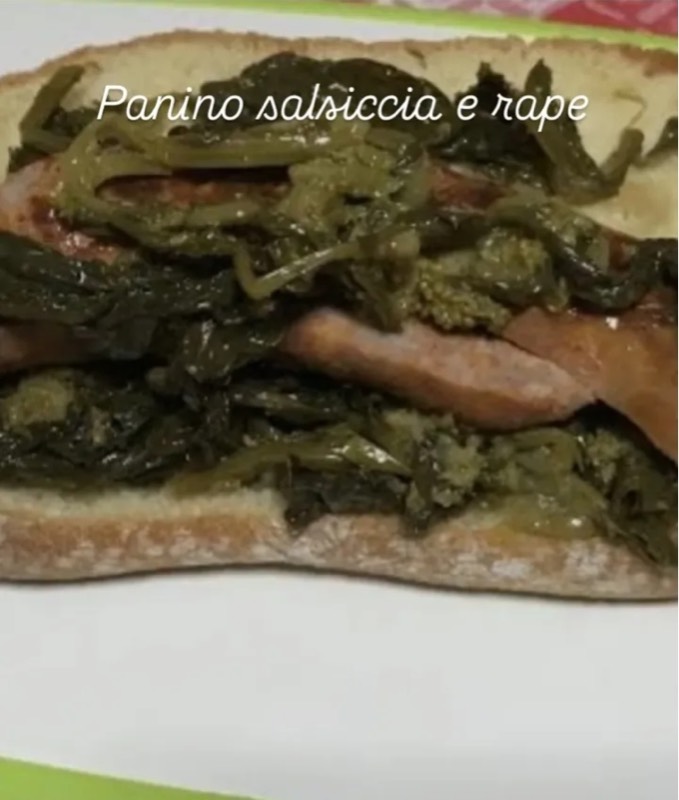 Panino con salsiccia e rape